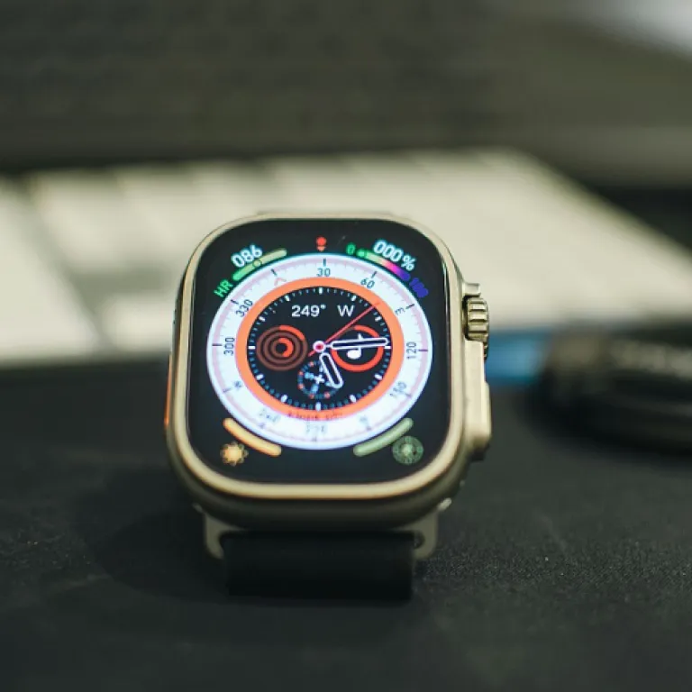 Montre Marc Jacobs : élégance urbaine et connectée au poignet